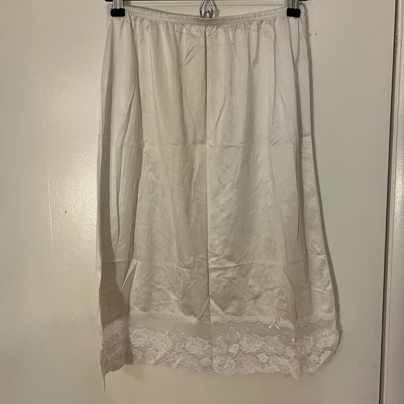 Vanity Fair Dresses & Skirts - Vanity Fair Nylon Slip skirt with lace